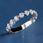 Nhẫn Band Nữa Vòng Kim Cương