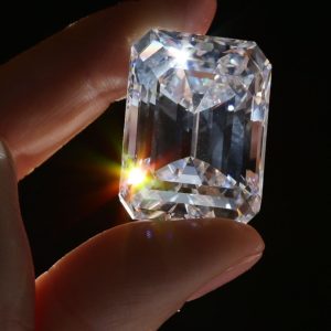 Kim Cương Có Phải Là Kim Loại Không? Tại Sao Kim Cương Không Dẫn Điện