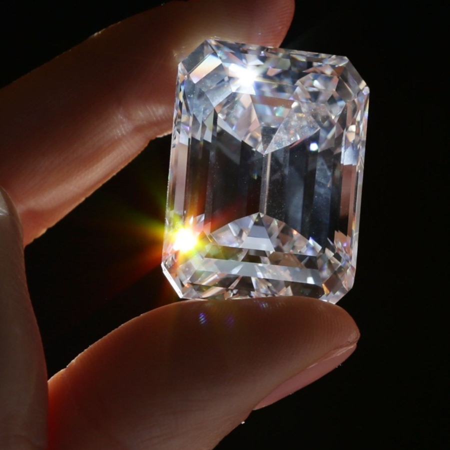 Kim Cương Có Phải Là Kim Loại Không? Tại Sao Kim Cương Không Dẫn Điện