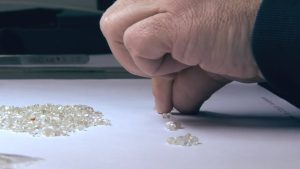 Cắt Kim Cương Như Thế Nào? Cái Gì Cắt Được Kim Cương?