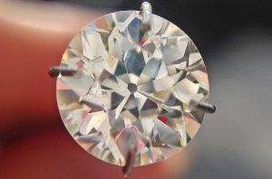 Khám Phá: Kim Cương Tuột Nước Là Gì? Dấu Hiệu Và Lưu Ý