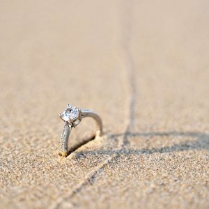 Rơi mất nhẫn cưới có sao không? Có nên mua lại không?