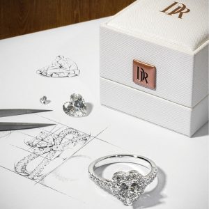 Việt Nam Có Nhẫn DR Không? Giá nhẫn DR chính hãng