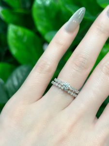 Tại sao nhẫn cầu hôn lại màu trắng? Chọn màu khác được không? 