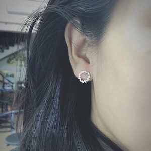 Lỗ xỏ khuyên bị ngứa phải làm sao? Nguyên nhân và cách khắc phục

