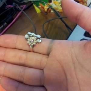 Tại sao đeo nhẫn bị xanh tay? Nguyên nhân, cách khắc phục

