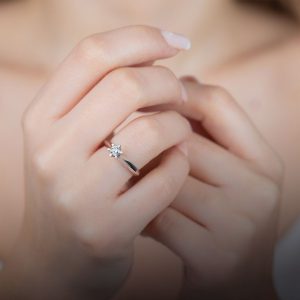 Nhẫn cầu hôn và nhẫn đính hôn khác nhau như thế nào?