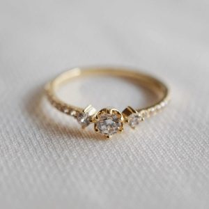 Ý Nghĩa Nhẫn Cầu Hôn Kiểu Threestone Cho Tình Yêu Dài Lâu