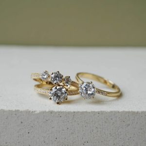 Ý Nghĩa Nhẫn Cầu Hôn Kiểu Threestone Cho Tình Yêu Dài Lâu