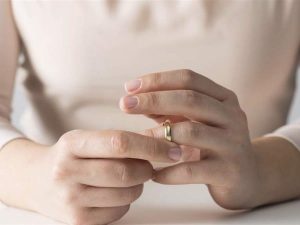 cách tháo nhẫn bị chật