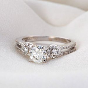 Ý Nghĩa Nhẫn Cầu Hôn Kiểu Threestone Cho Tình Yêu Dài Lâu