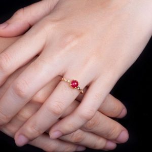 Kỷ niệm ngày cưới nên tặng gì cho vợ