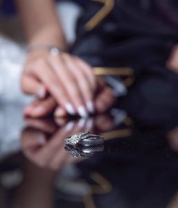 Phụ Nữ Kết Hôn Đeo Nhẫn Tay Nào Mới Chính Xác Nhất?