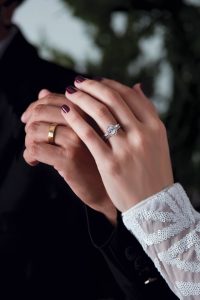 5 Ý Tưởng Chụp Ảnh Khoe Nhẫn Cưới Đẹp Và Vô Cùng Độc Đáo