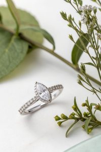 Nhẫn Đính Hôn Làm Bằng Gì?