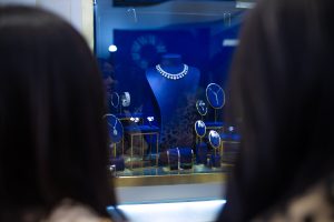 Trang Sức Cưới Có Nhất Thiết Là Vàng 24K Không? Kim Cương Được Không?