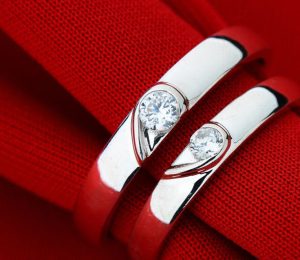 Chưa Cưới Có Nên Đeo Nhẫn Cưới Không? Có Ảnh Hưởng Gì Không?