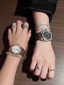 Cách Kết Hợp Nhẫn Đồng Hồ Của Cô Nàng Hiện Đại